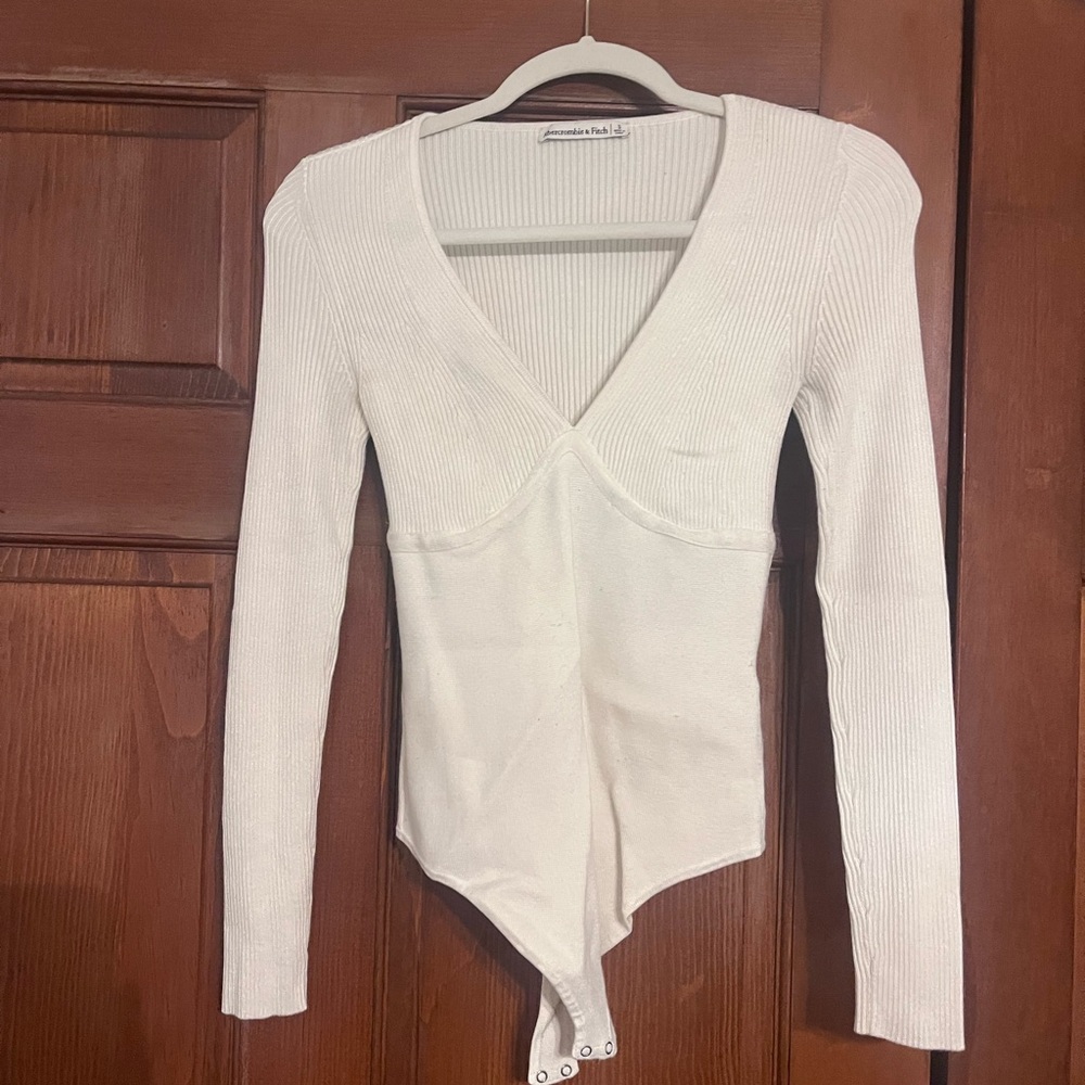 Abercrombie & Fitch Cream Ribbed V‑Neck Long Sleeve Bodysuit